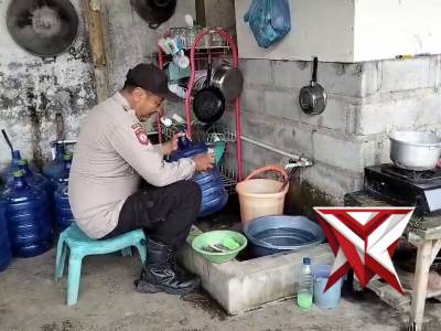 Anggota Polsek Jatiroto membantu masyarakat