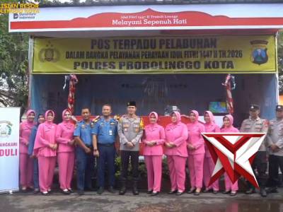 Pemberian bingkisan dari Kapolres dan Ketua Bhayangkari Cabang kepada personel Pos Pam Ketupat