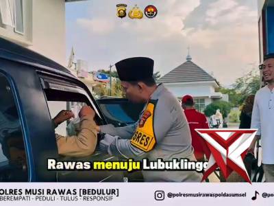 Kapolres Musi Rawas membagikan takjil berbuka puasa kepada para operator SPBU Desa Pedang