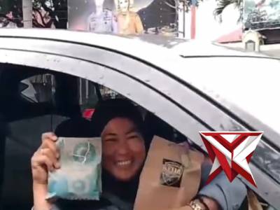 Sat lantas polres Magetan bagi takjil di depan mako