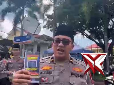 Satlantas Polres Magetan Bagi Takjil