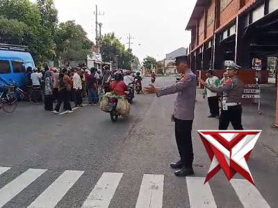 Pengamanan pembagian takjil BNN Kota Mojokerto