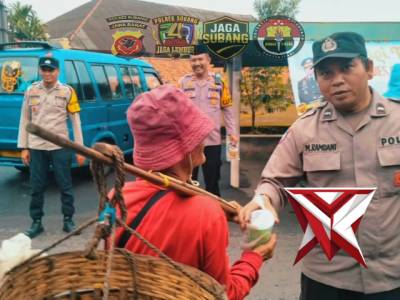 Kapolsek Cijambe Bagikan Takzil Pada Warga