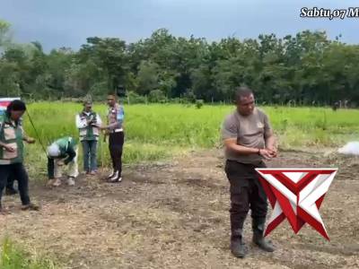 GIAT PENANAMAN BIBIT JAGUNG OLEH POLSEK TANIWEL