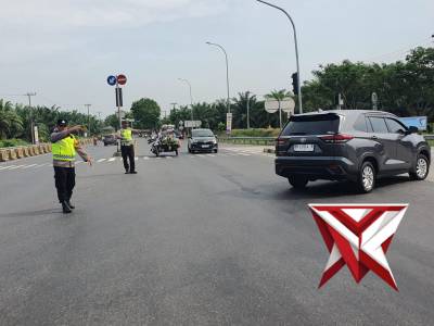 Personil Pam Beat 1 Sub Beat 1 tetap berdiri tegak, setia pada tugasnya. - PoliceTube