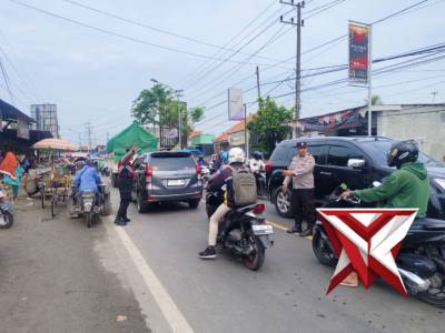 Pamturlalin anggota polsek tlanakan di pasar desa branta pesisir