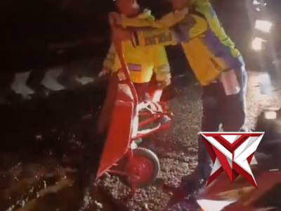 Langkah Sigap Satlantas Polres Minut Menutup Jalan Berlubang di Zero Point