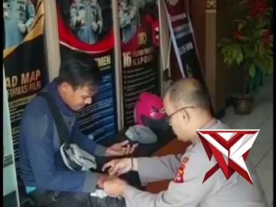 Polsek Pameungpeuk Lakukan Pertolongan Pertama Pada Korban Laka Lantas Tunggal