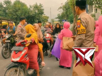 Bagi bagi takjil Polsek Tambakrejo Bersama Bhayangkari Ranting Tambakrejo