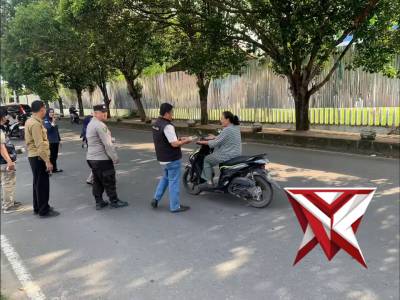 Bagi takjil Sat Intelkam dan Sidokes Polres OKI