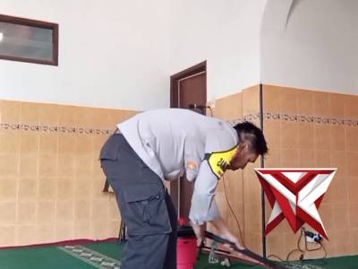 BHABINKAMTIBMAS DESA JATISARI BERSIHKAN MUSHOLA