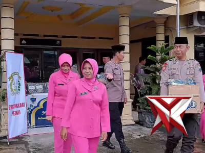 Polsek Jetis Berbagi Takjil Ramadhan - PoliceTube