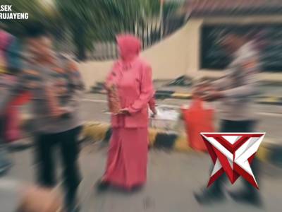 Anggota Polsek Warujayeng dan Bhayangkari Berbagi Takjil di Bulan Ramadhan