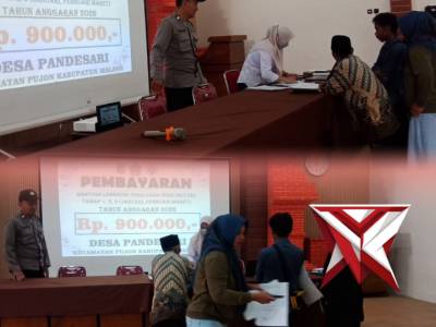 Bhabinkamtibmas monitoring pembagian BLT di balai desa Pandensari