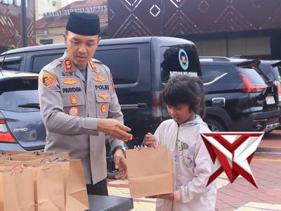 KAPOLRES BERSAMA PJU DAN ANGGOTA BERBAGI TAKJIL UNTUK WARGA NGAWI - PoliceTube