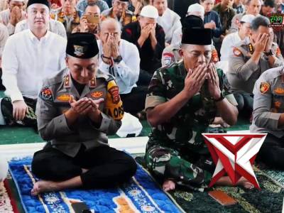 Menjemput Kemuliaan dalam Pengabdian: Momen Khusyuk Kapolda Sumsel & UAS di Masjid Assa&rsquo;adah

Suasan