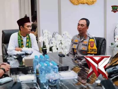 Kapolda sumsel menyambut kedatangan uas di mapolda sumsel