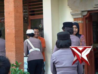 Polwan Polres Klungkung menggelar kegiatan Rest and Speak yang bertempat di SDN 1 Semarapura Kangin. - PoliceTube