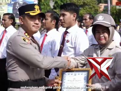 POLRES PROBOLINGGO MENGGELAR UPACARA PTDH SEKALIGUS MEMBERIKAN PENGHARGAAN KEPADA ANGGOTA BERPRESTAS