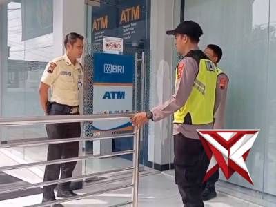 Patroli Polsek Plupuh Berikan Himbauan Kepada Warga Saat Patroli