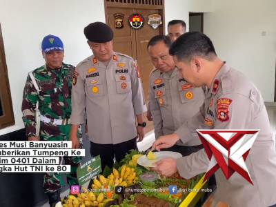 Polres Muba Memberikan Tumpeng ke Kodim  0401 Dalam Rangka HUT TNI ke 80 . 17