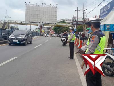Anggota Lalu Lintas Polsek Lawang Rutin melakukan Pelayanan Pengaturan Lalu Lintas Di Lawang - PoliceTube