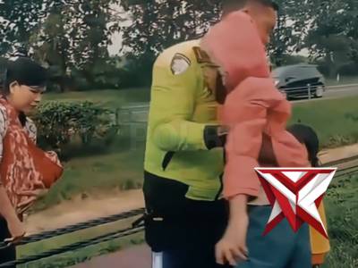 Di tengah arus mudik yang padat dan penuh dinamika, kehadiran aparat kepolisian tak hanya berfokus p