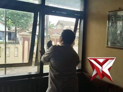 Anggota Polsek Sumbersuko Laksanakan Giat ASRI dengan Bersih-Bersih di Mako