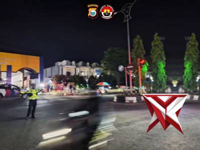 Personel piket satlantas polres Halteng rutin melaksanakan patroli blue light
