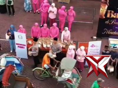 Polri melalui Polres Trenggalek dan Bhayangkari Cabang Trenggalek menggelar bagi takjil