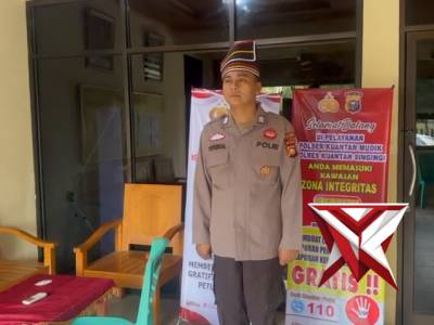 Mendengarkan lagu Indonesia Raya