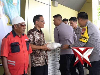Penyaluran Zakat Polres Sukoharjo kepada warga masyarakat disekitar Kelurahan Mandan Sukoharjo
