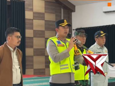 Siaga Malam Takbir, TNI-Polri Hadir untuk Negeri

Apel siaga dan patroli gabungan TNI-Polri dilaksan