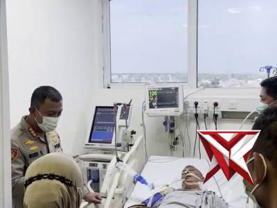 Kunjungan Kapolrestabes Bandung Kepada Anggota Yang sedang Sakit di Rs Sartika Asih