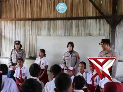 Kapolda NTT bersama jajaran memberikan bantuan peralatan sekolah kepada para siswa.