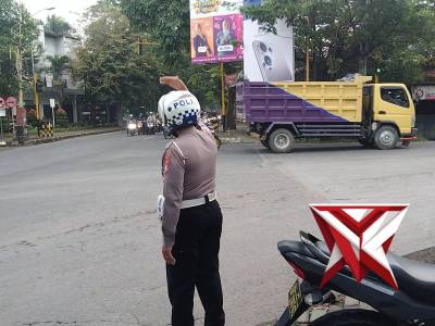 Petugas piket unit lantas Polsek Mojosari Aiptu Eriyanto melaksanakan kegiatan CW  pagi rutin