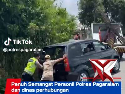 Penuh semangat personel polres pagar alam bantu mobil yang terperosok
