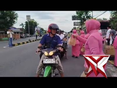 Berbagi di bulan penuh berkah. ?

Polsek Sukomoro bersama Bhayangkari membagikan takjil kepada para