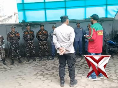 Memberikan pengarahan dalam apel Linmas