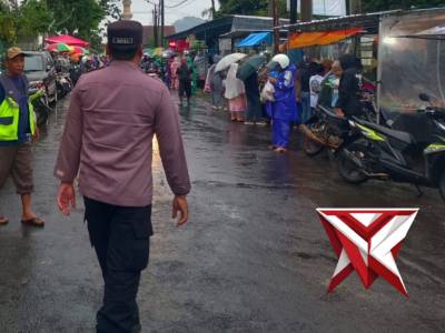 Menitipkan pesan-pesan kamtibmas Kepada Juru Parkir serta Penjual Takjil Di Lawang - PoliceTube