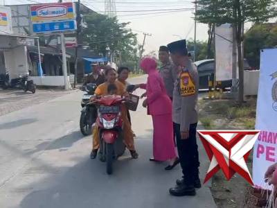 JELANG BERBUKA PUASA KAPOLSEK NGASEM BESERTA IBU KETUA RANTING PIMPIN BAGI - BAGI TAKJIL