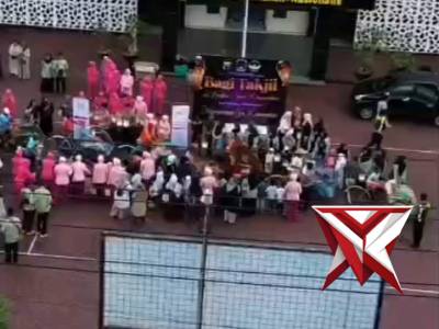 Polri melalui Polres Trenggalek dan Bhayangkari Cabang Trenggalek menggelar bagi takjil