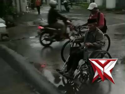 Polsek Baleendah melaksanakan kegiatan berbagi takzil kepada para pengguna jalan dan masyarakat