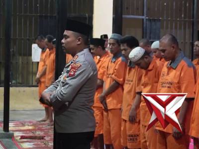 Kapolres OKI berbuka puasa bersama Tahanan Polres OKI - PoliceTube