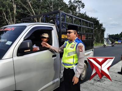 Berbagi Takjil - PoliceTube