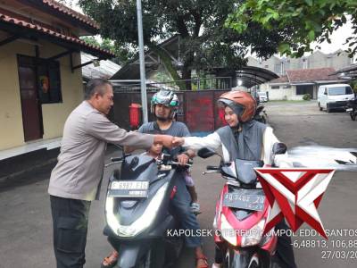 Kapolsek Menyerahkan Motor kepada Pemiliknya saat menitipkan ke Polsek Citeureup