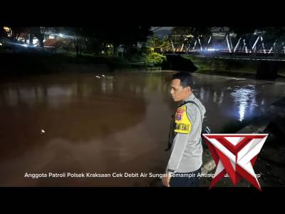 Anggota Patroli Polsek Kraksaan Cek Debit Air Sungai Semampir Antisipasi Banjir Meluap - PoliceTube