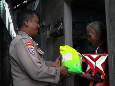 Kapolsek Tenggilis Mejoyo Membagikan Beras SPHP Pada Masyarakat - PoliceTube