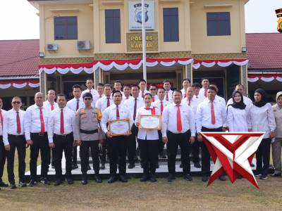 WAKIL BUPATI DI DAMPINGI KAPOLRES KAMPAR BERIKAN PENGHARGAAN