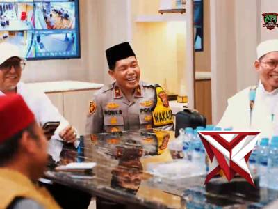 Menjemput Kemuliaan dalam Pengabdian: Momen Khusyuk Kapolda Sumsel & UAS di Masjid Assa&rsquo;adah - PoliceTube